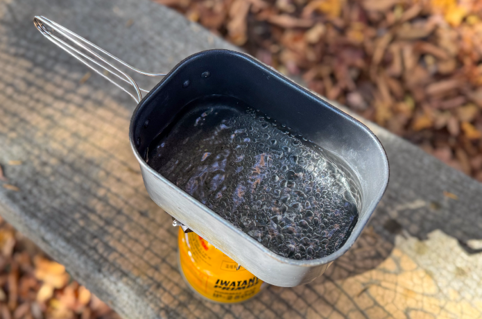 クッカーでお湯を沸かす