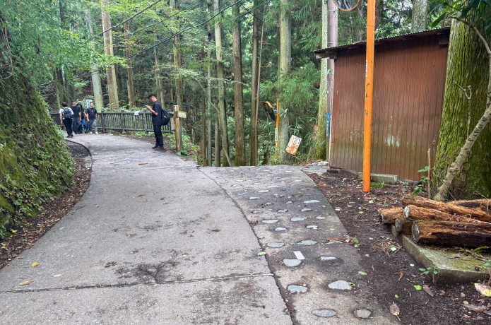 ビジターセンター近くにある表参道の分岐