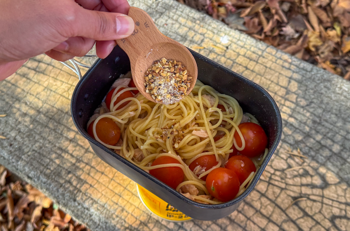 パスタにトマトとマジックソルトを加える