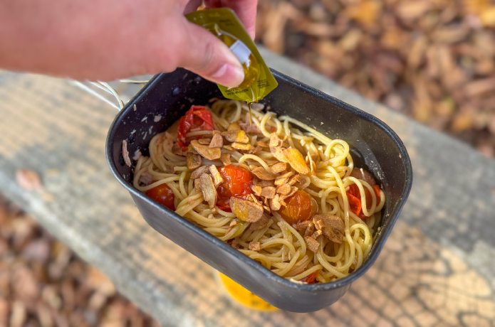 パスタにオリーブオイルをかける