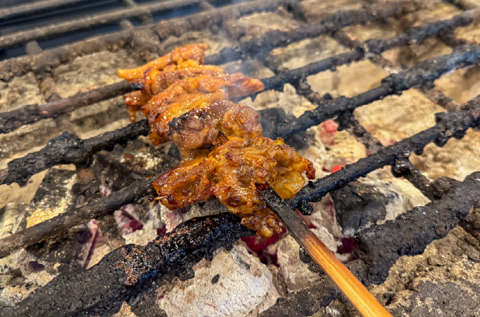炭火で焼き上げるむかし鳥(タレ)