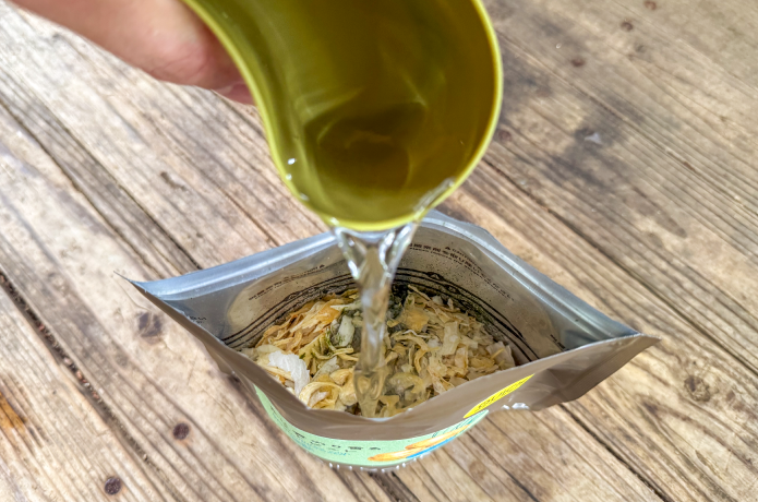 マウンテングルメラボのすじ青のり香るポテトピュレに水を入れる