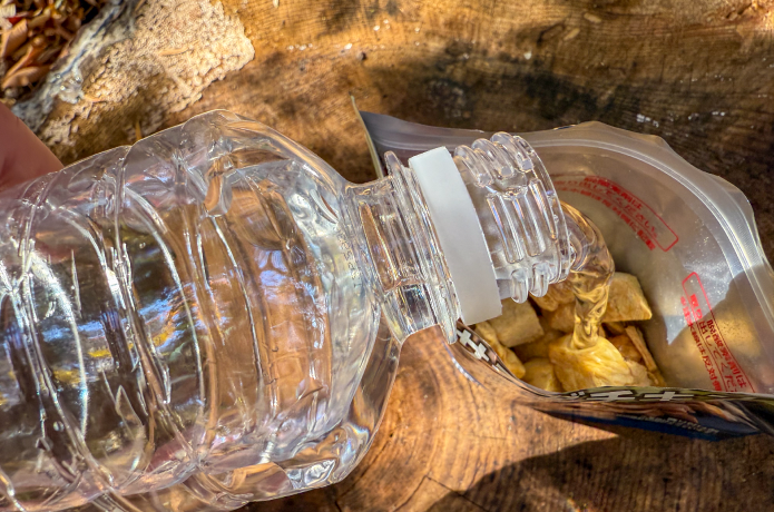 リゾッタサラダチキンに水を注ぐ様子