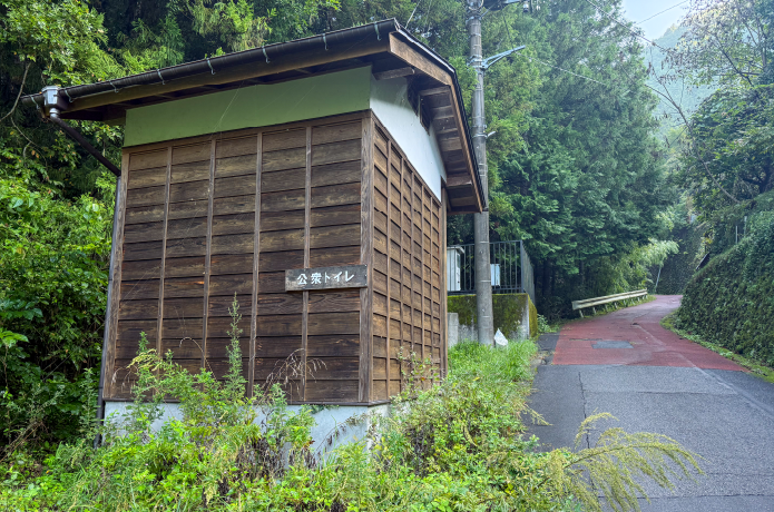 バス停付近にある公衆トイレ