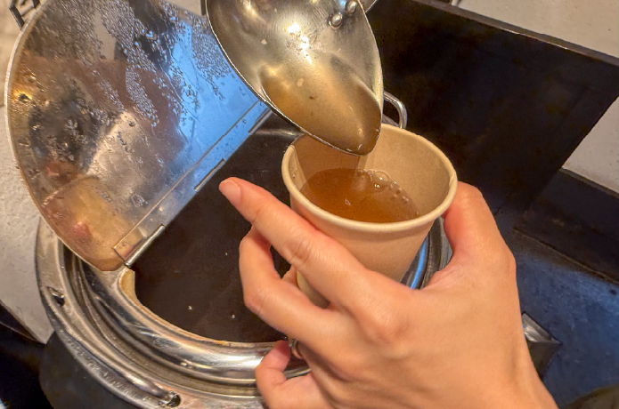 昆布出汁を注ぐ
