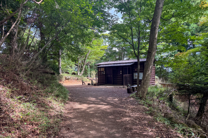 登山道途中にあるバイオトイレ
