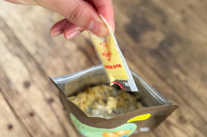 マウンテングルメラボのすじ青のり香るポテトピュレにマヨネーズを入れる