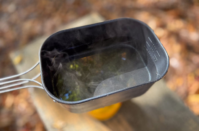山でお湯を沸かす様子