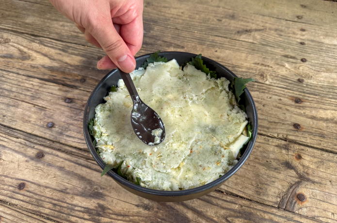 すじ青のり香るポテトピュレの残りの半量を、スライスチーズの上に盛る