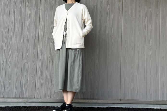 リップルニットカーディガンとワンピースのコーディネート例