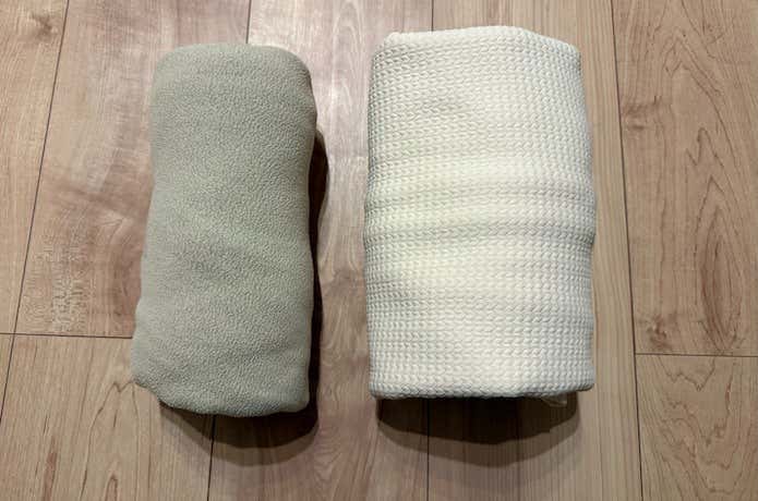 フリースとリップルニットカーディガンを畳んだ状態で横に並べた様子