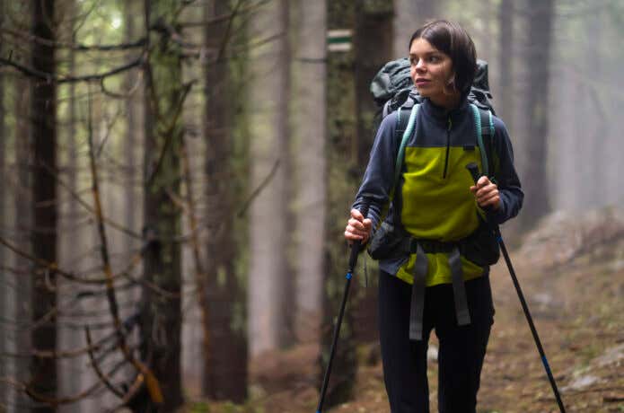 トレッキングする人