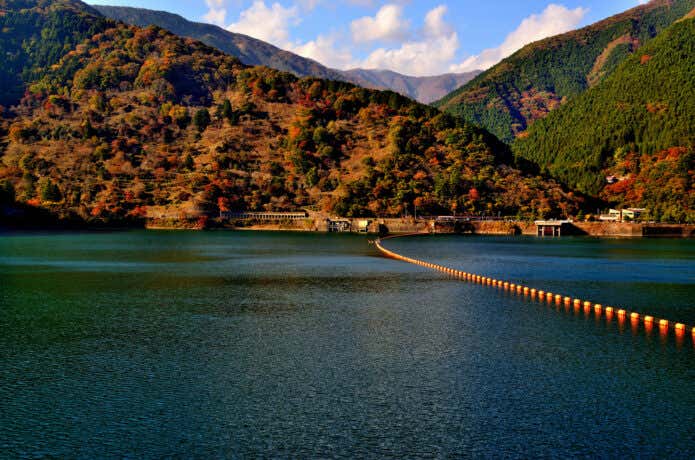 紅葉に染まる奥多摩の山並みと奥多摩湖