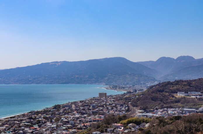 相模湾と沿岸の街並み