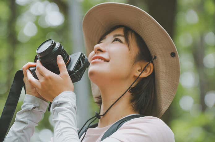 ハイキングで写真撮影する人