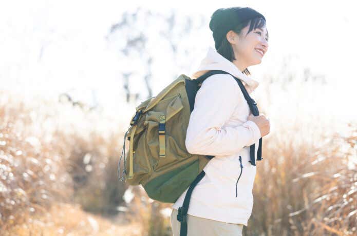秋冬ハイクする女性