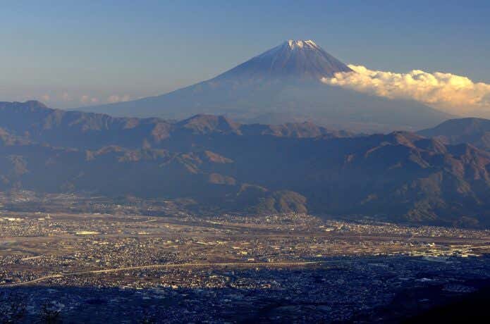 甘利山からは富士山全景が楽しめる