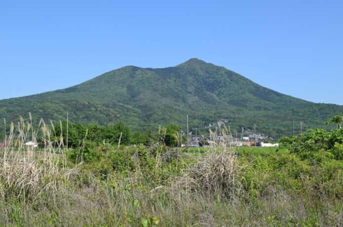 山頂が二つある形が特徴的な筑波山