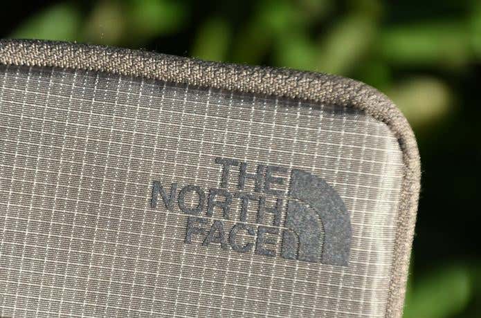 ザ・ノース・フェイスの財布
ヘイジーワレットの素材がわかるような拡大写真