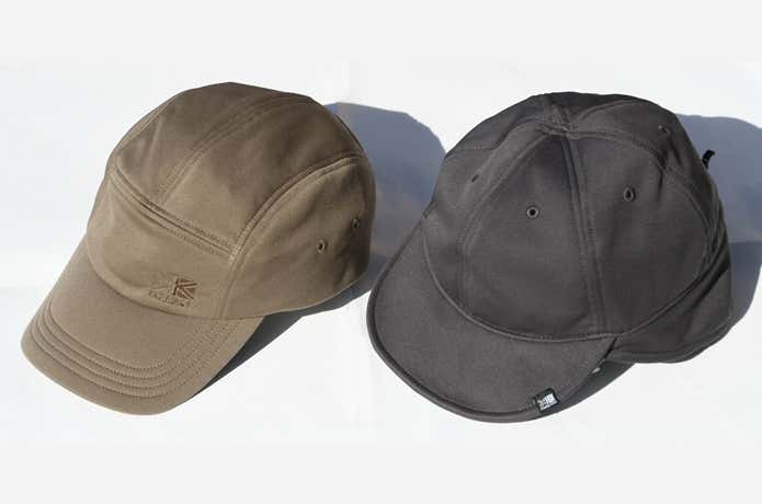 カリマーの温感キャップ「ウォームキャップ」「ウォームイヤーカバーキャップ」を並べて置いてある