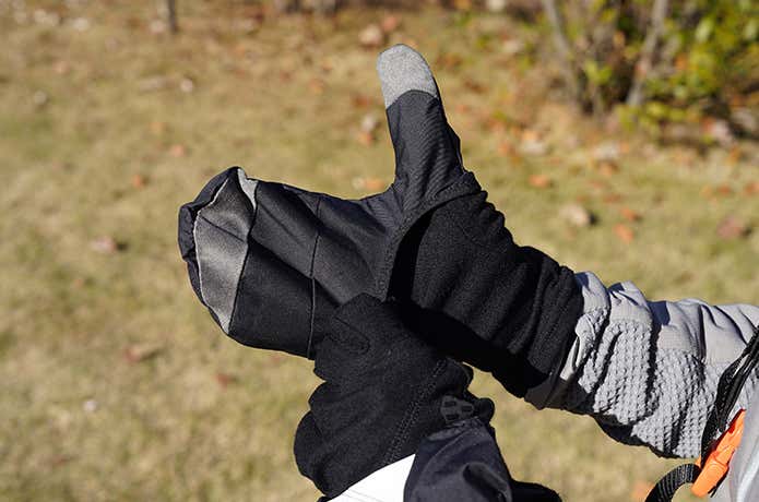 ミトンを被せている