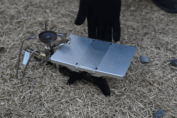 合体したトレイルテーブルを揺らす