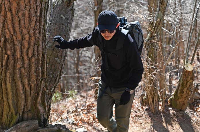 ワークマン メリノテックを着用して山を歩く人