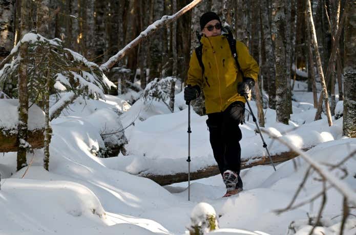 エバーブレスプリモを着て雪山を歩く人