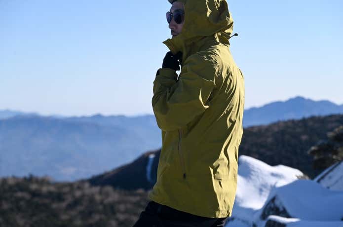 強風下でエバーブレスプリモを着用する人