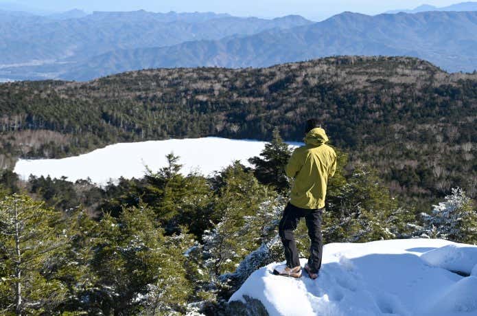 エバーブレスプリモを着て雪の上に立つ人