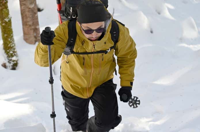 エバーブレスプリモを着て急登を上がる人