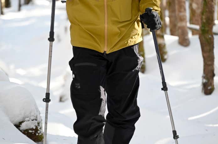 エバーブレスプリモを着て樹林帯を歩く人