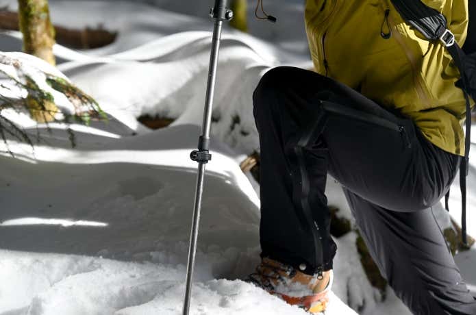 エバーブレスプリモを着て段差を上がる