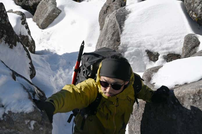 エバーブレスプリモを着て岩を登る