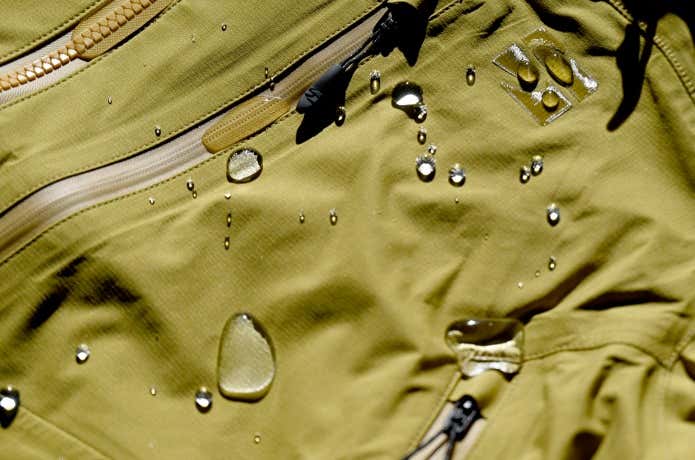 エバーブレスプリモが撥水する様子