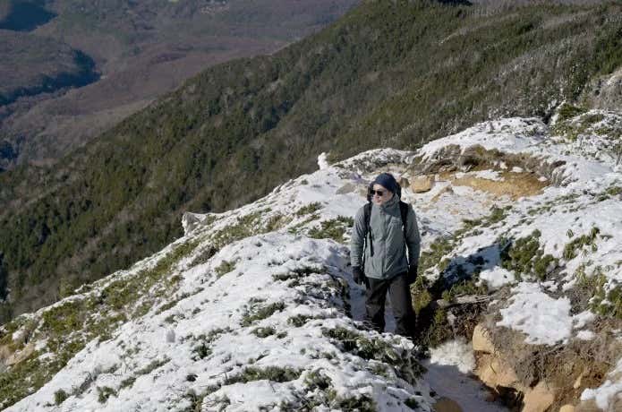 アクティブインサレーションを着て山を歩く人