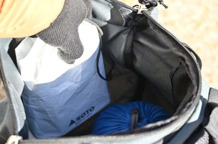 トレイルテーブルをバックパックに仕舞う