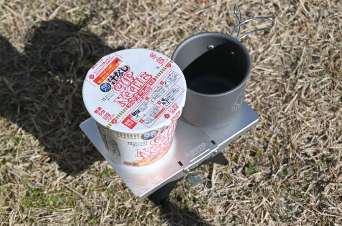 トレイルテーブルにカップ麺とカップを置く