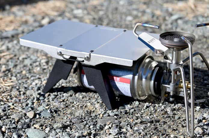 砂利でも安定感あるトレイルテーブルとボンベ