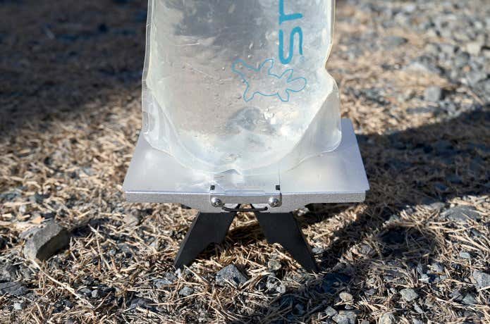 2kgの水を乗せたトレイルテーブル