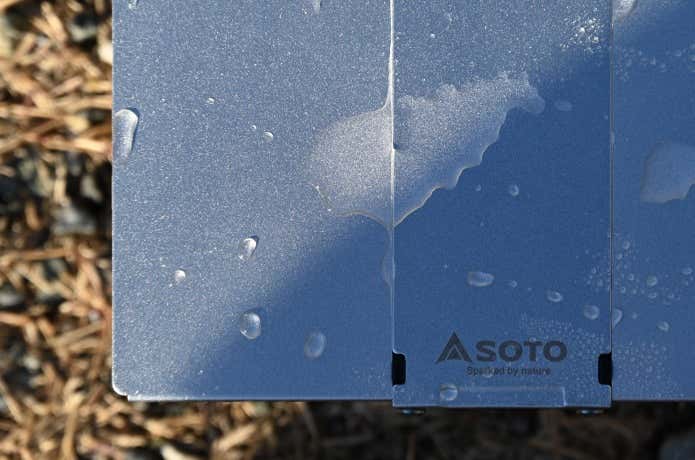 水で濡れたトレイルテーブル