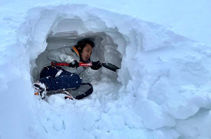 スノーショベルで雪洞を作る