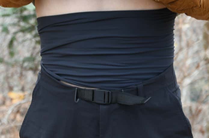 微起毛あったかハラマキを素肌の上に着用し、長時間動き回ったので裾が少しめくれあがっている