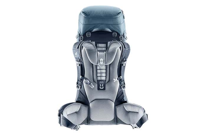 ドイターのザック「VOYAGER 65+10 」のバックショット　背面のクッションが厚く背負い心地が良い