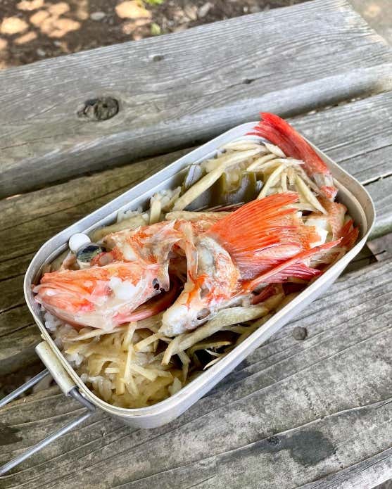 ③火が消えたら、タオルなどで包み10分ほど蒸らす。
④全体をよく混ぜ、ねぎをのせて出来上がり。