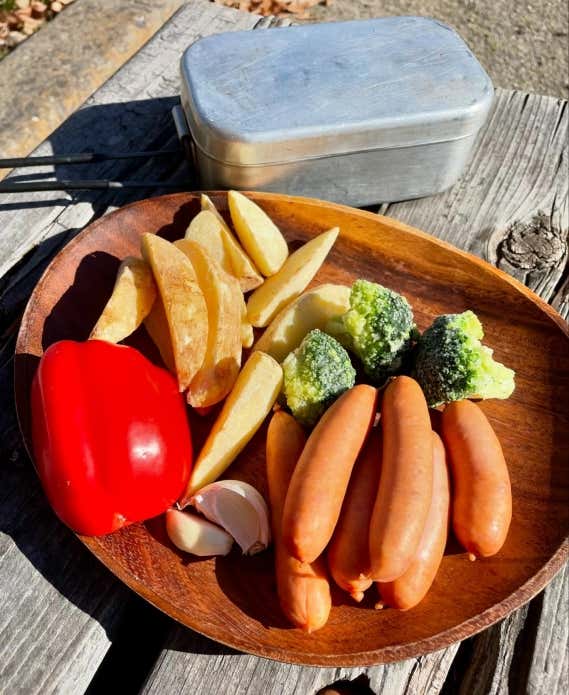 ソーセージとポテトのガリバタ炒め　材料