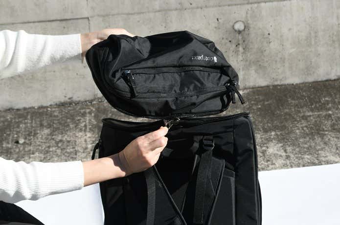 コトパクシ｜Allpa 50L Adventure Travel Pack サブバッグを取り外しているところ