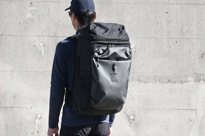 コトパクシのAllpa 50L Adventure Travel Packを背負った男性
