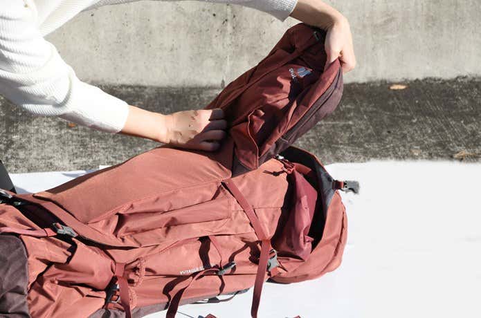 ドイター｜VOYAGER 60+10 SL デイパックはメインバッグから抜き出すだけで取り外しできる