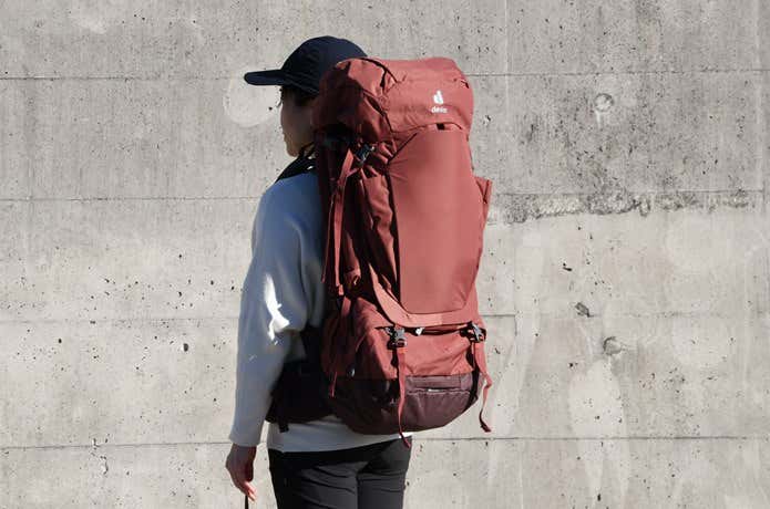 ドイターのVOYAGER 60+10 SLを背負った女性